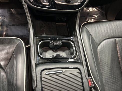Used 2025 Chrysler Pacifica Limited FWD image 16