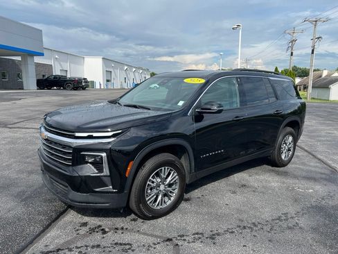 Used 2025 Chevrolet Traverse LT FWD image 3