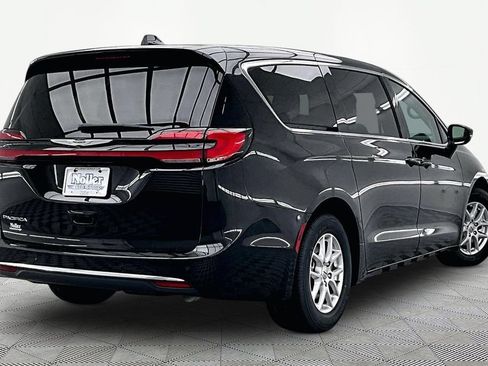 Used 2024 Chrysler Pacifica Touring-L FWD image 2