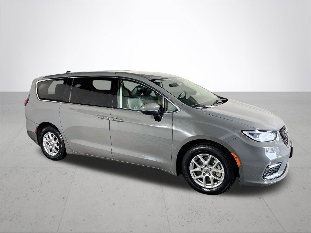 Used 2023 Chrysler Pacifica Touring-L FWD image 4