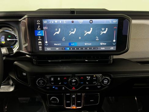 Used 2025 Jeep Wrangler Unlimited Sahara image 17