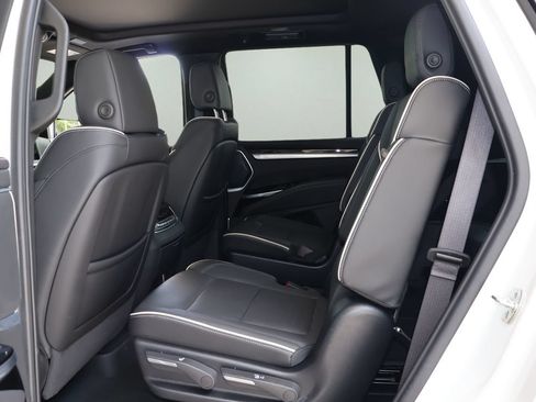 Certified 2025 Cadillac Escalade Premium Luxury AWD/4WD image 13