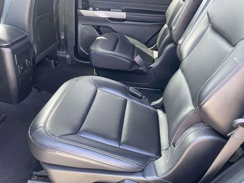 Used 2022 Ford Explorer XLT w/ Equipment Group 202A AWD/4WD image 12