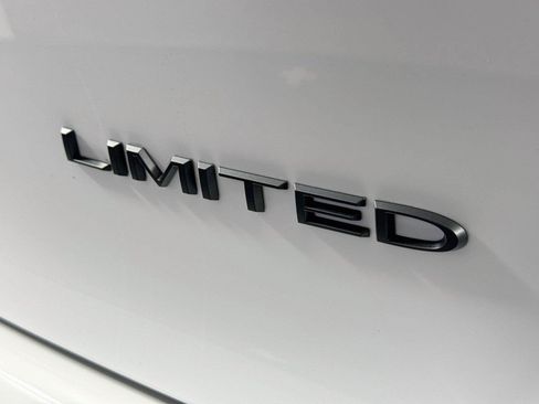Used 2025 Chrysler Pacifica Limited FWD image 15