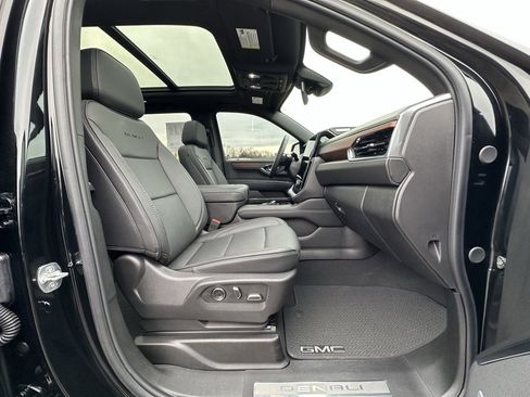 Used 2025 GMC Yukon XL Denali w/ Sun & Power Step Package image 16