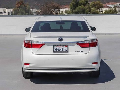Used 2015 Lexus ES 300h w/ Premium Package w/Bamboo Trim FWD image 5