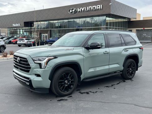 Used 2025 Toyota Sequoia 4WD image 1