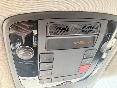 Used 2025 Kia Carnival FWD image 22