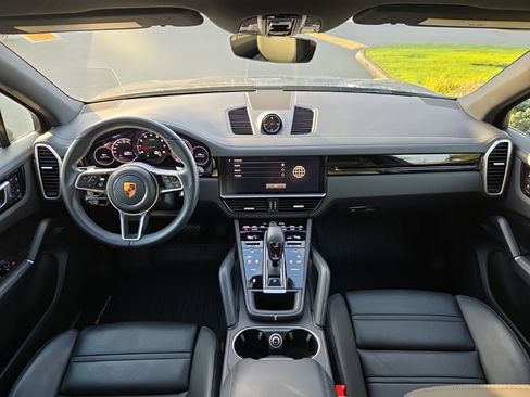 Used 2023 Porsche Cayenne Platinum Edition image 22