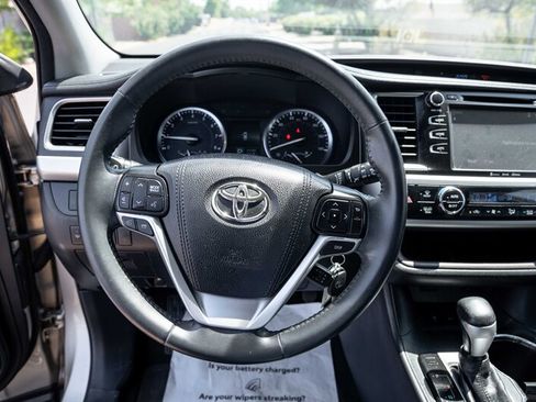 Used 2016 Toyota Highlander Plus FWD image 11