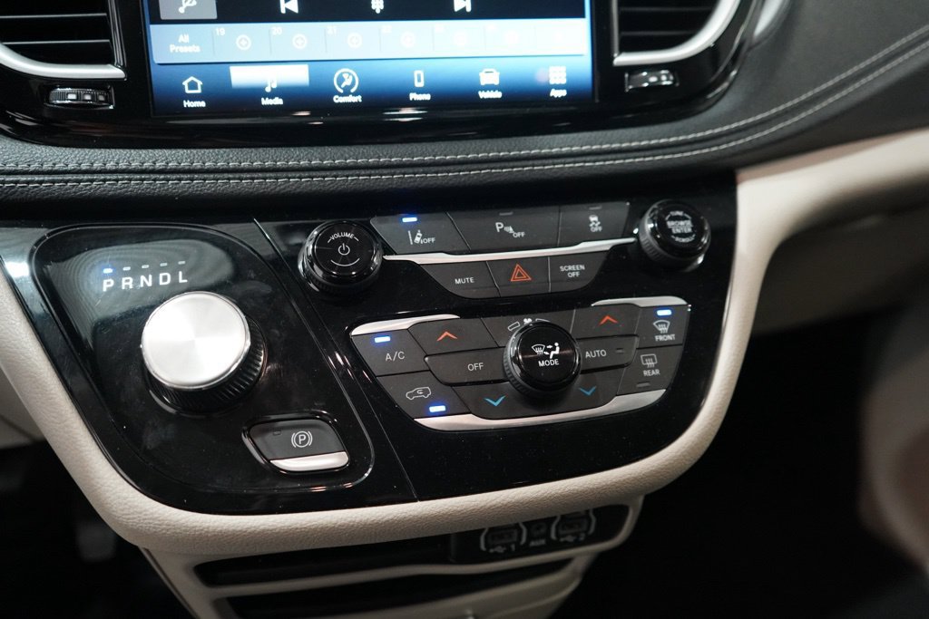 Used 2023 Chrysler Pacifica Touring-L FWD image 27