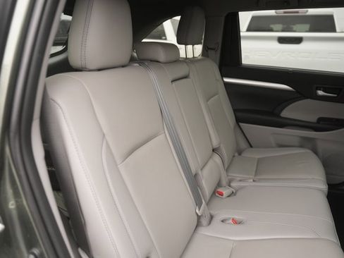 Used 2019 Toyota Highlander XLE image 17
