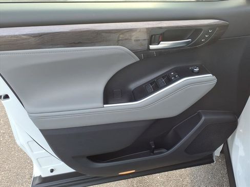 New 2026 Toyota Highlander Limited image 9