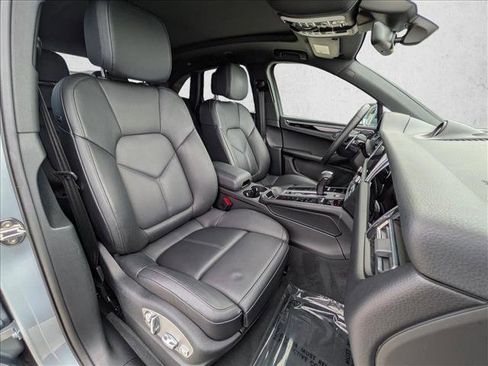 Used 2025 Porsche Macan AWD/4WD image 25