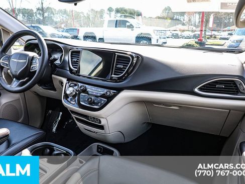 Used 2024 Chrysler Pacifica Touring-L FWD image 33