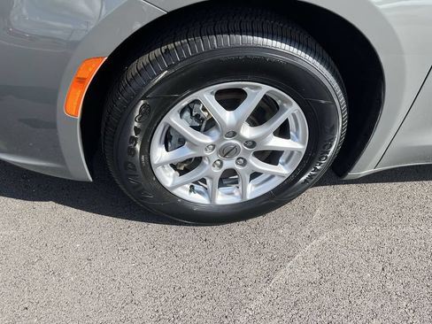 Used 2023 Chrysler Pacifica Touring-L FWD image 10