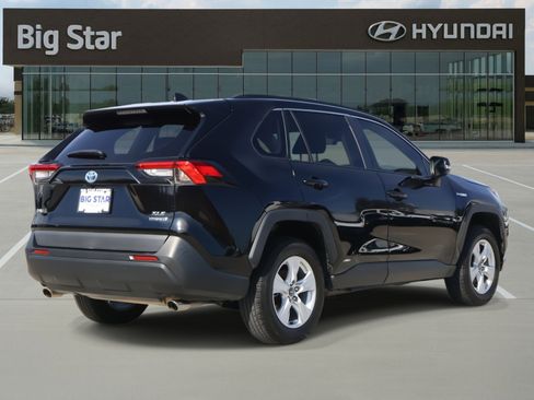 Used 2020 Toyota RAV4 XLE image 4
