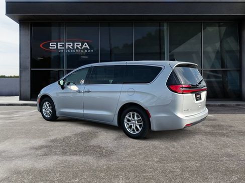 Used 2024 Chrysler Pacifica Touring-L FWD image 3