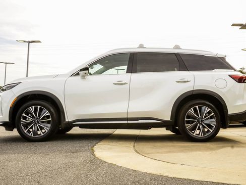 Certified 2026 INFINITI QX60 Luxe w/ Cargo Package FWD image 9