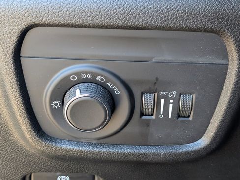 Used 2024 Jeep Grand Cherokee Altitude image 23