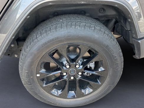 Used 2025 Jeep Wrangler Unlimited Sahara AWD/4WD image 5