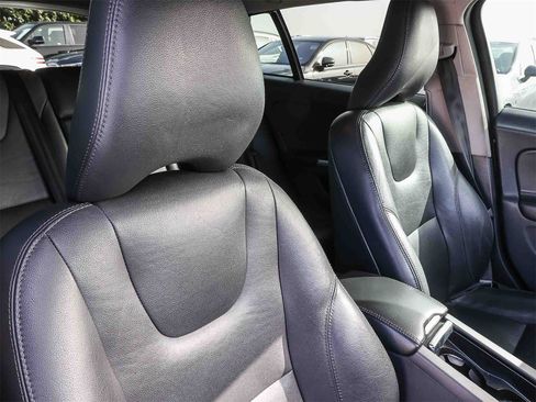 Used 2018 Volvo V60 T5 Cross Country image 28