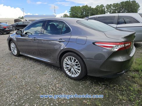 Used 2019 Toyota Camry XLE FWD image 9