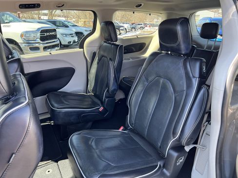 Used 2022 Chrysler Pacifica Limited image 8