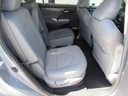 Used 2023 Toyota Highlander Limited FWD image 33