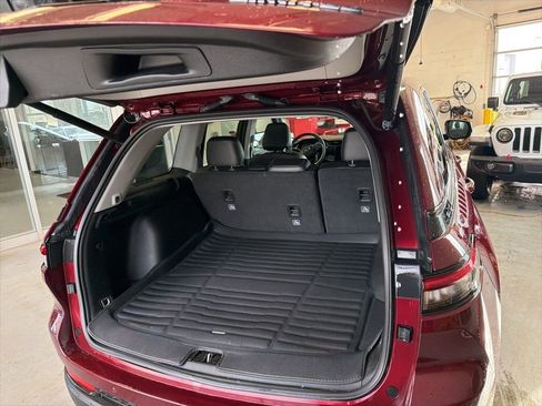 Used 2023 Jeep Grand Cherokee Limited w/ Luxury Tech Group II image 17