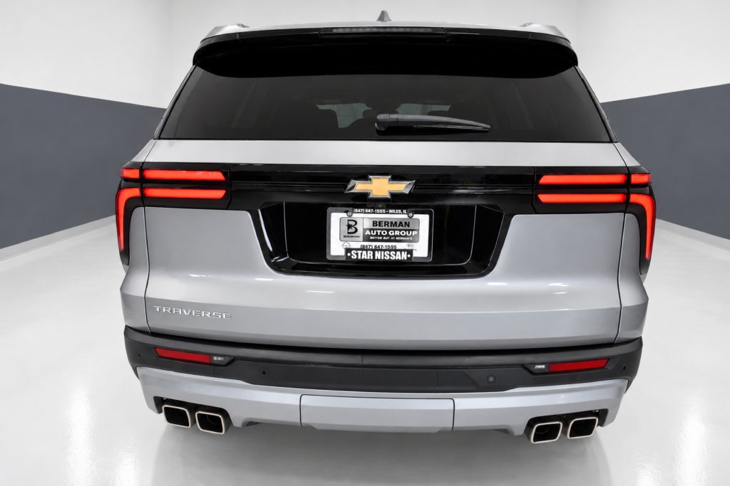 Used 2025 Chevrolet Traverse LT FWD image 9