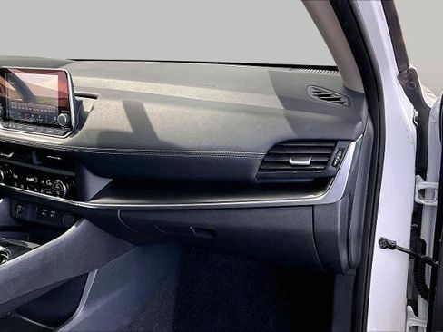 Certified 2025 Nissan Rogue SV FWD image 18