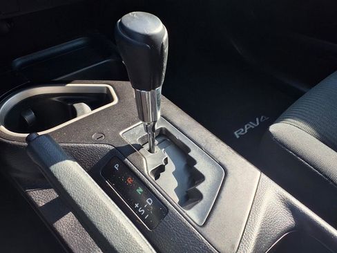 Used 2018 Toyota RAV4 LE FWD image 8