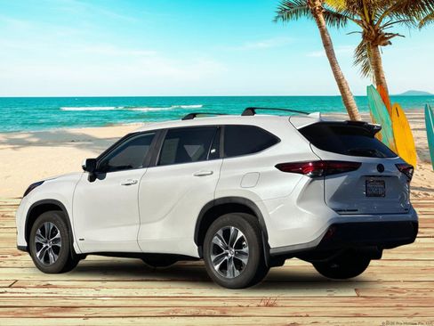 Used 2023 Toyota Highlander XLE image 3