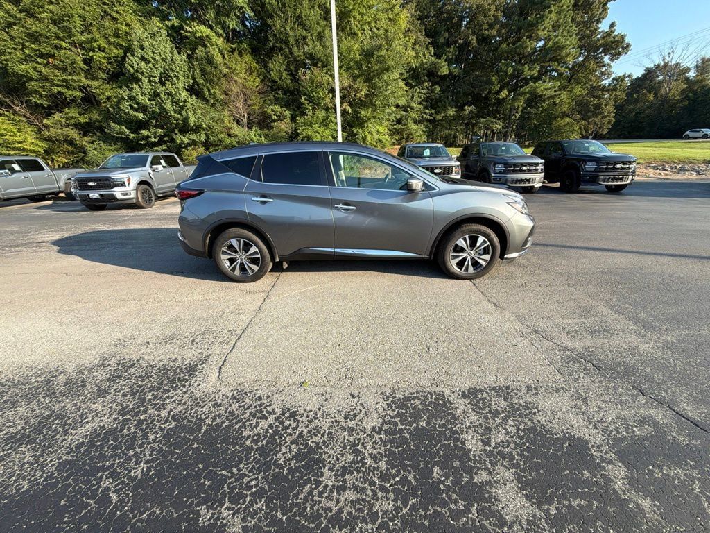 Used 2023 Nissan Murano SV AWD/4WD image 2