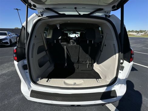 Used 2024 Chrysler Pacifica Limited image 25