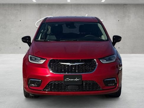 Used 2024 Chrysler Pacifica Touring-L image 18