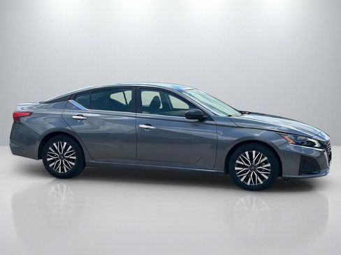 Used 2025 Nissan Altima 2.5 SV FWD image 4