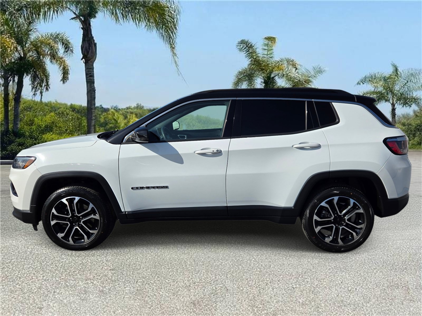 Used 2023 Jeep Compass Limited AWD/4WD image 2