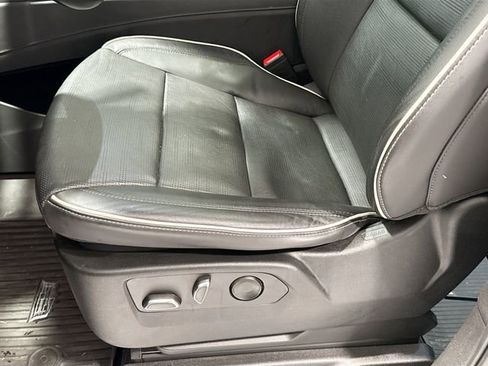 Used 2022 Cadillac Escalade Premium Luxury image 19