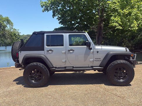 Used 2017 Jeep Wrangler Unlimited Sport w/ Quick Order Package 24S AWD/4WD image 3