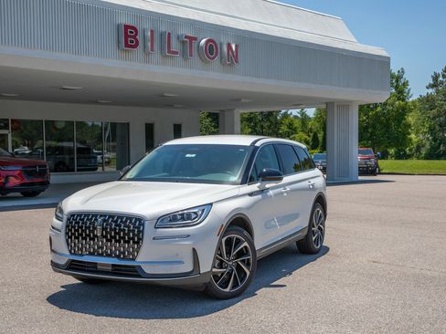 Used 2025 Lincoln Corsair Reserve AWD/4WD image 2