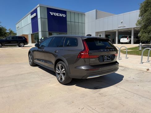 Certified 2025 Volvo V60 B5 Cross Country Plus AWD/4WD image 4