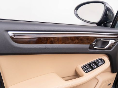 Certified 2025 Porsche Macan image 15