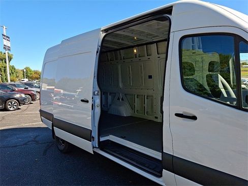 Used 2025 Mercedes-Benz Sprinter 2500 image 10