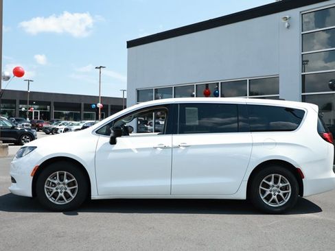 Used 2024 Chrysler Voyager LX FWD image 7
