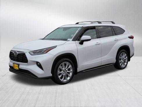 Used 2023 Toyota Highlander Limited image 3