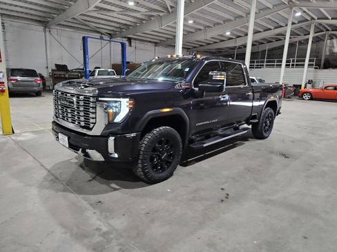 Used 2024 GMC Sierra 2500 Denali w/ Technology Package image 2