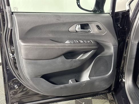 New 2026 Chrysler Pacifica Select AWD/4WD image 10