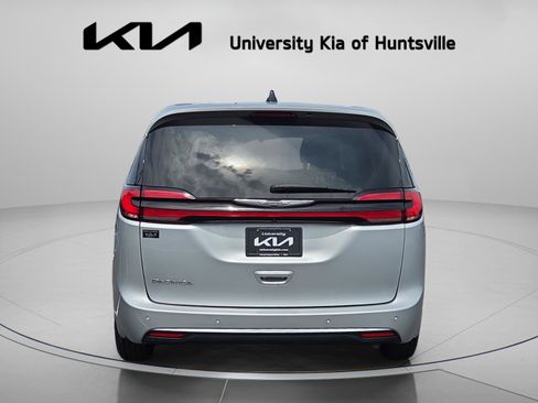 Used 2023 Chrysler Pacifica Touring-L FWD image 6